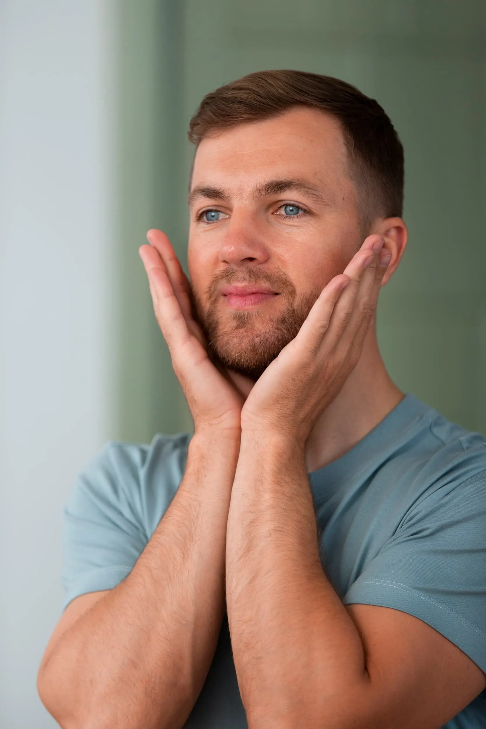 Close-up anatomical illustration of the temporomandibular joint showing disc displacement and inflammation